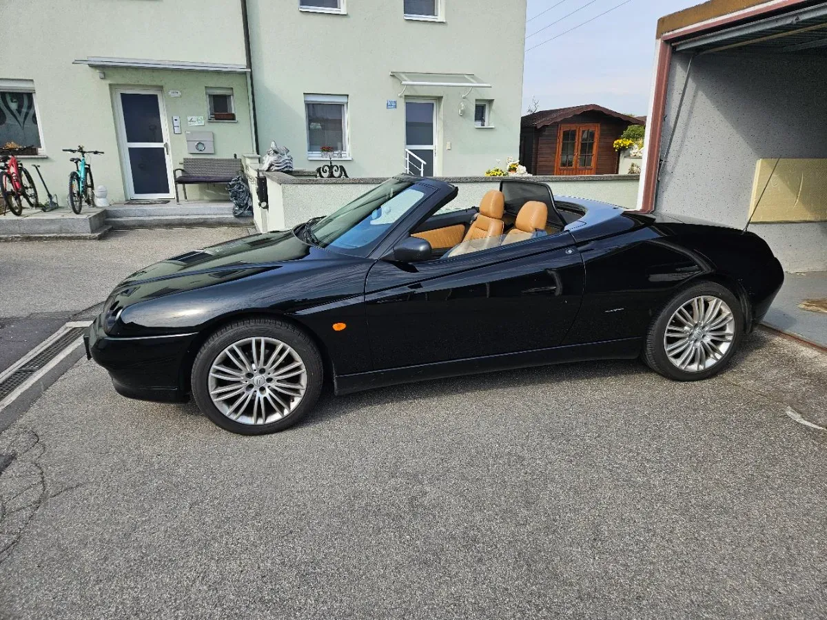 Alfa Romeo Spider 2000 photo 2