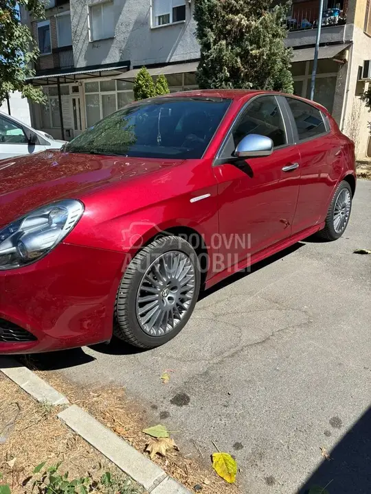 Alfa Romeo Giulietta 2012 photo 2