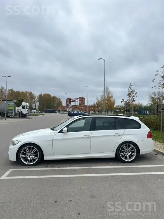 BMW 318 2011 photo 2