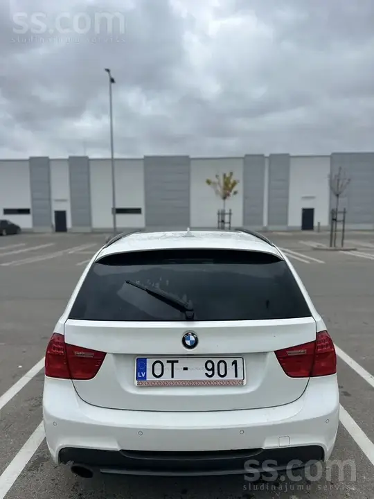 BMW 318 2011 photo 4