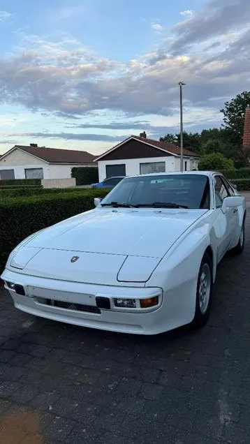 Porsche 944