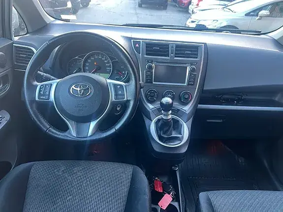Toyota Verso-S 2011 photo 4