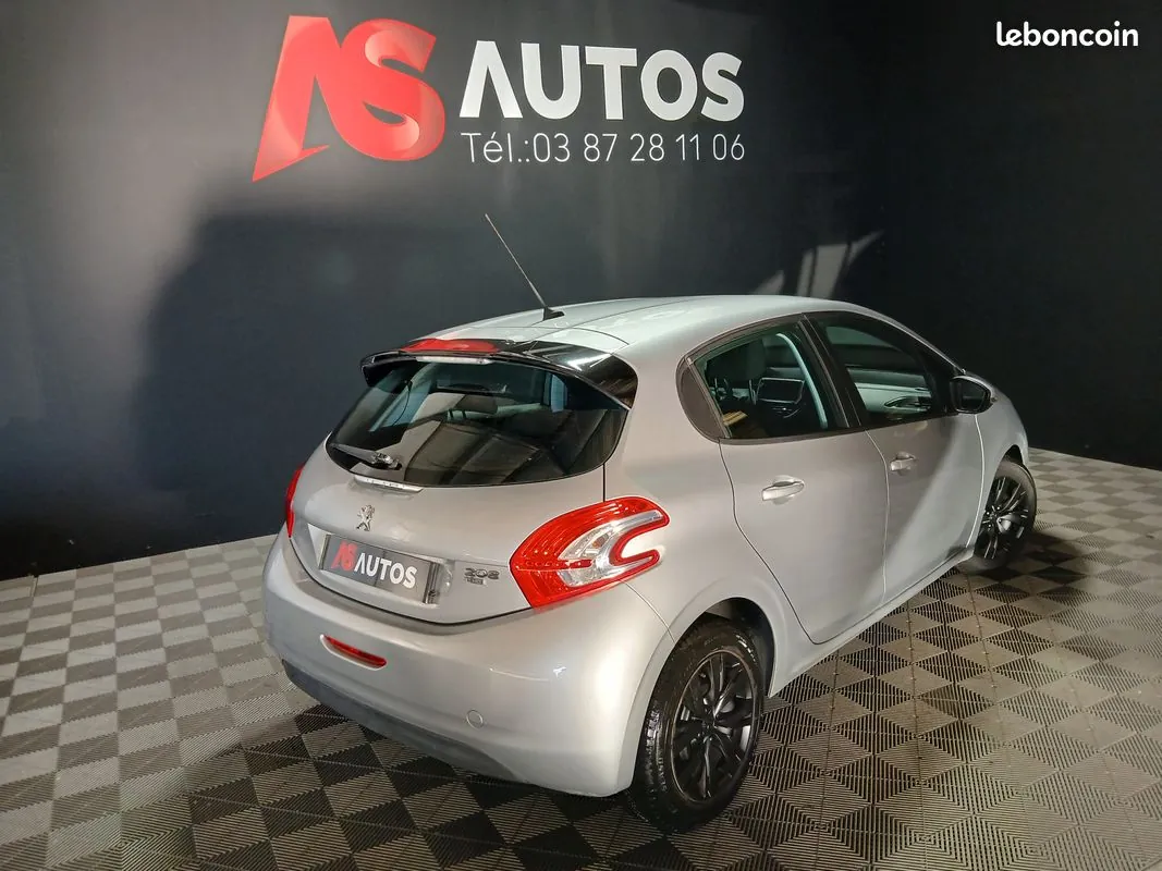 Peugeot 208 2013 photo 2