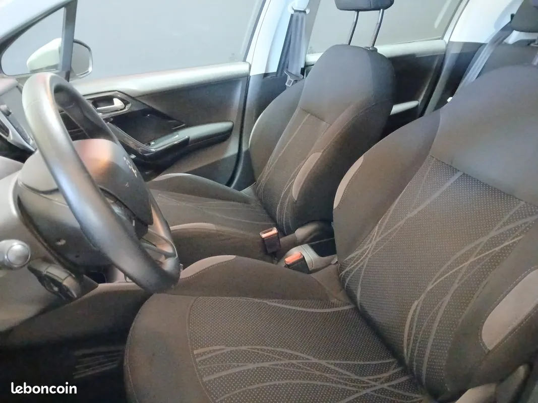 Peugeot 208 2013 photo 3