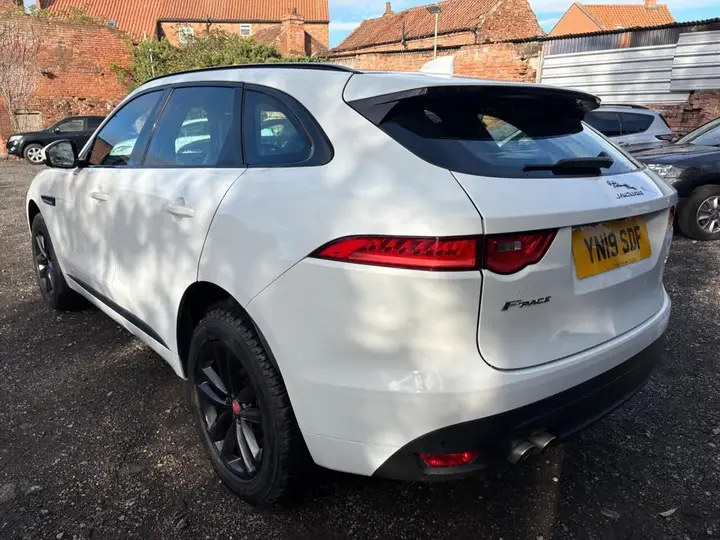 Jaguar F-Pace 2019 photo 2