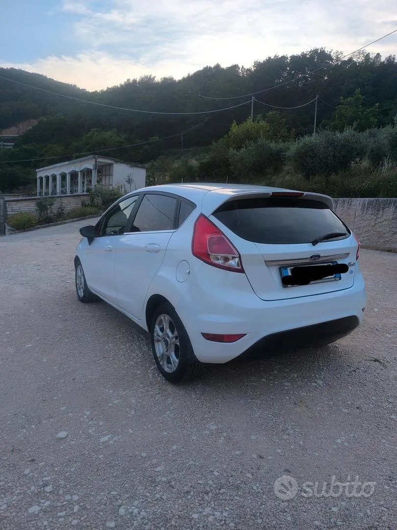 Ford Fiesta 2015 photo 2