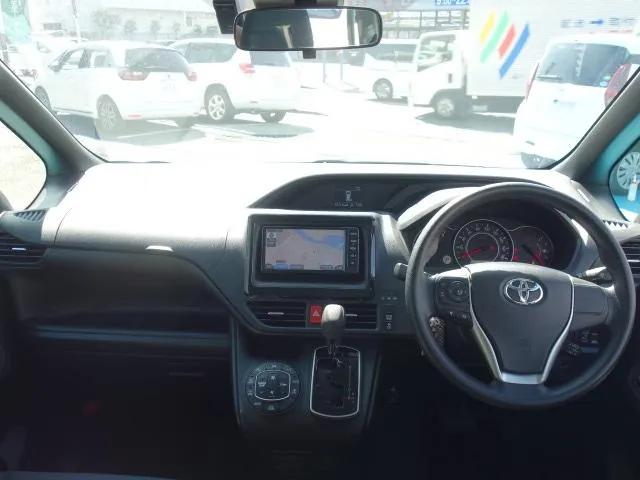 Toyota Vox 2018 photo 3