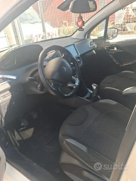 Peugeot 208 2015 photo 4