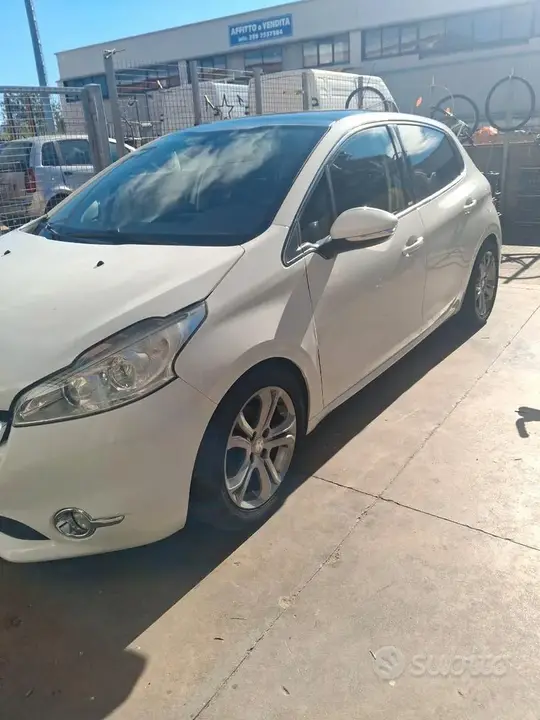 Peugeot 208 2015 photo 2