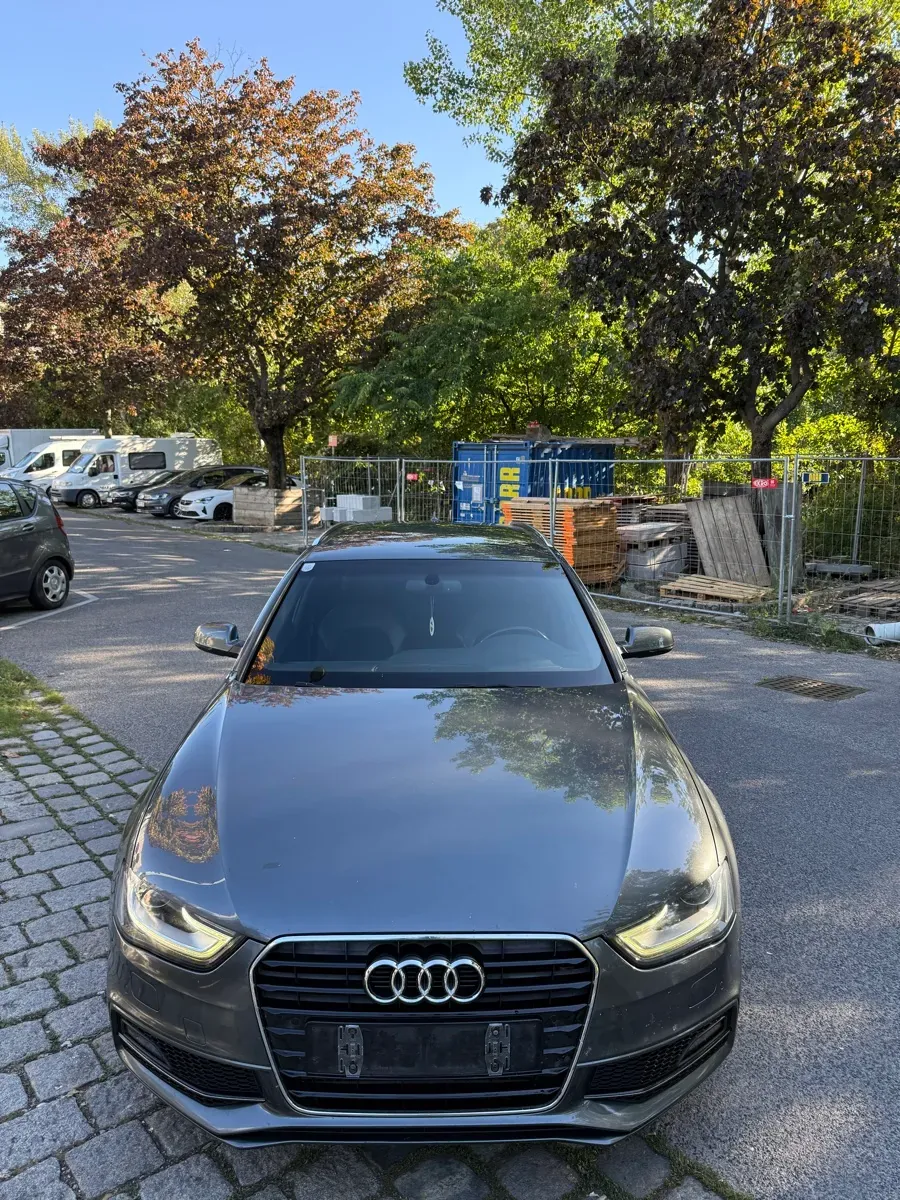 Audi A4 2012 photo 2