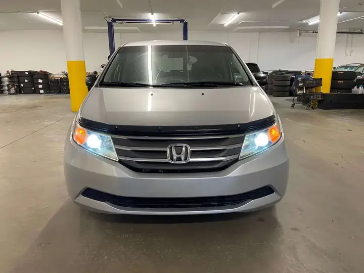Honda Odyssey 2011 photo 2