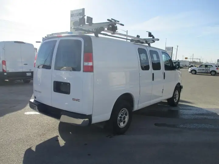 GMC Savana 2020 photo 5