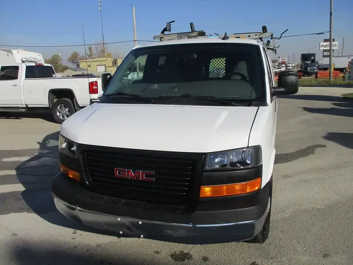 GMC Savana 2020 photo 2