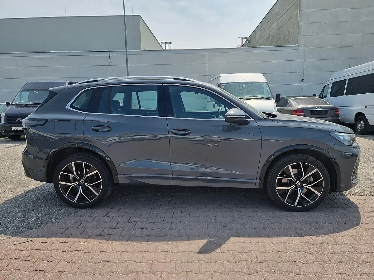 Volkswagen Tiguan 2024 photo 2