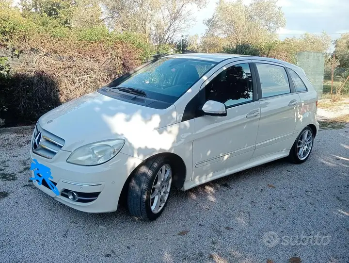 Mercedes-Benz B-Class 2011 photo 2