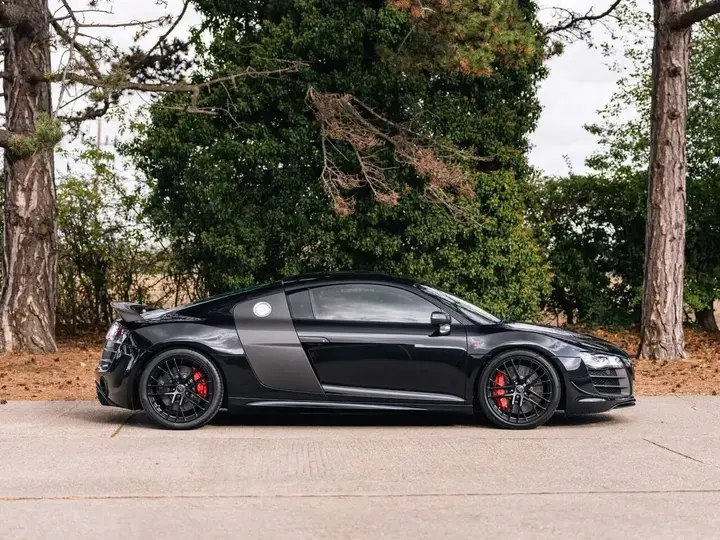 Audi R8 2011 photo 2