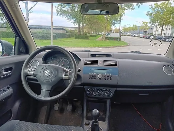 Suzuki Swift 2005 photo 2