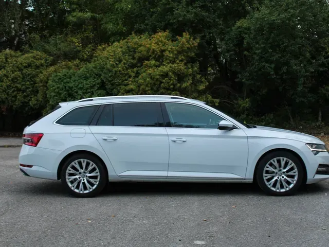 Skoda Superb Combi 2022 photo 3
