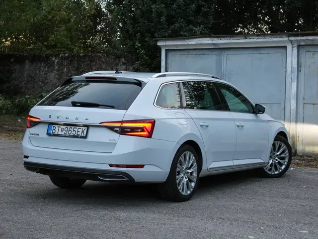 Skoda Superb Combi 2022 photo 4