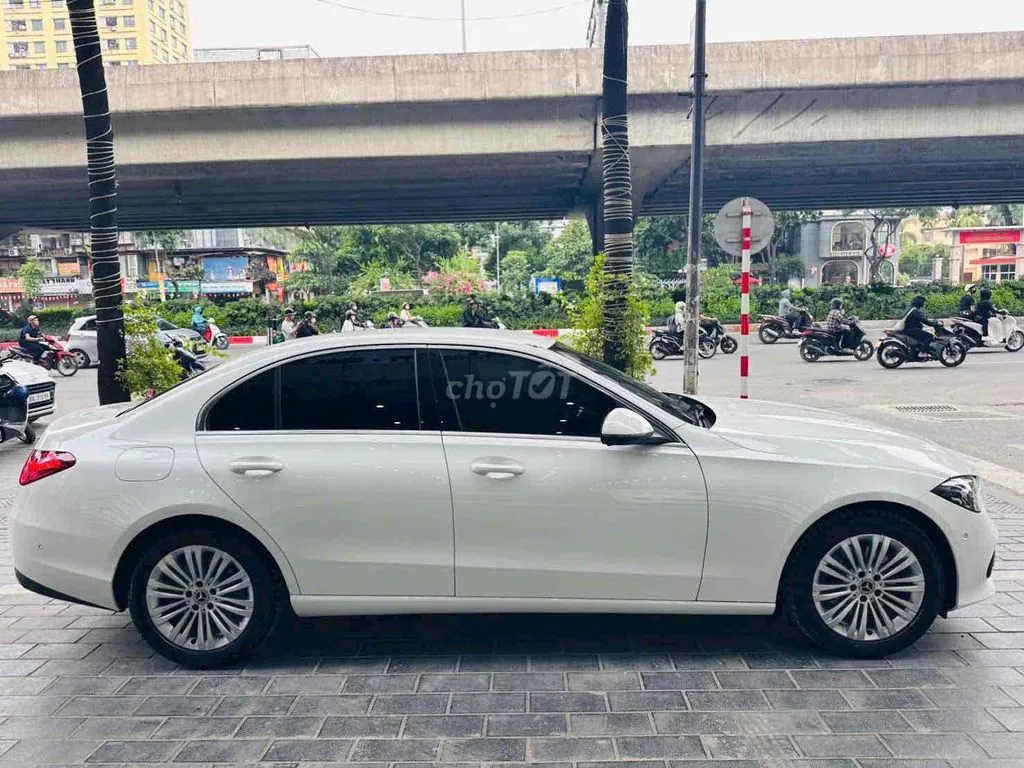 Mercedes-Benz C-Class 2025 photo 4