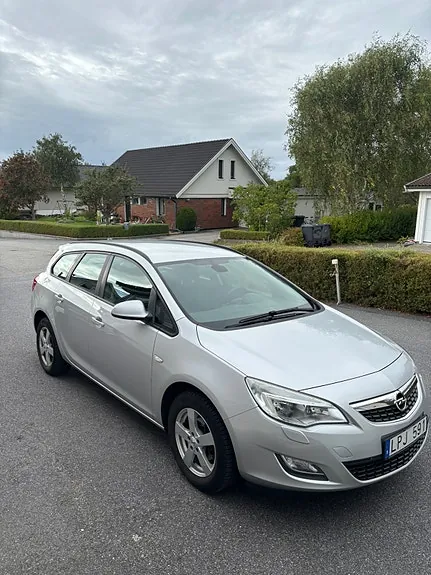 Opel Astra 2011 photo 2