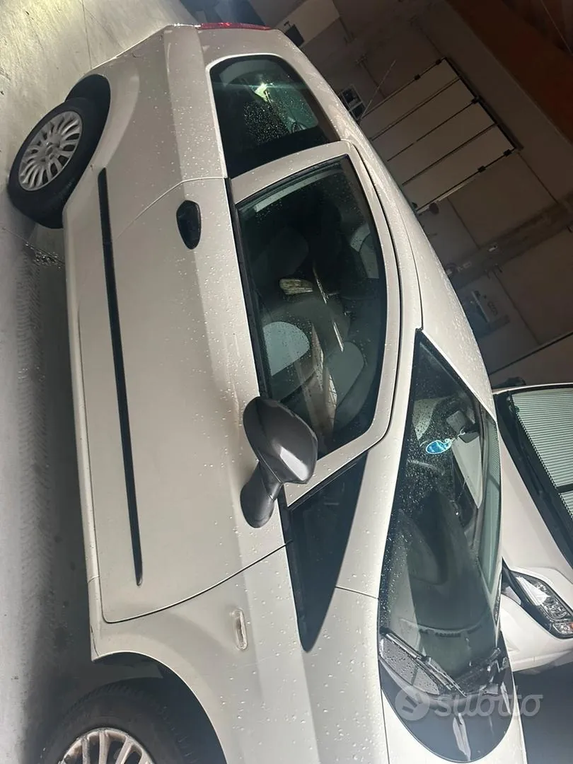Fiat Grande Punto 2010 photo 4