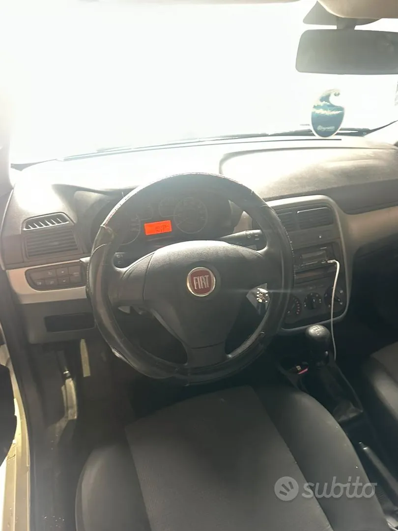 Fiat Grande Punto 2010 photo 2