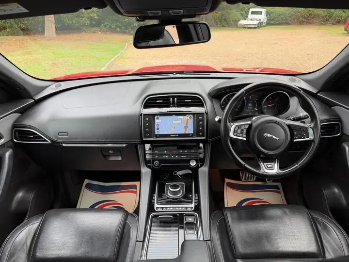 Jaguar F-Pace 2017 photo 2