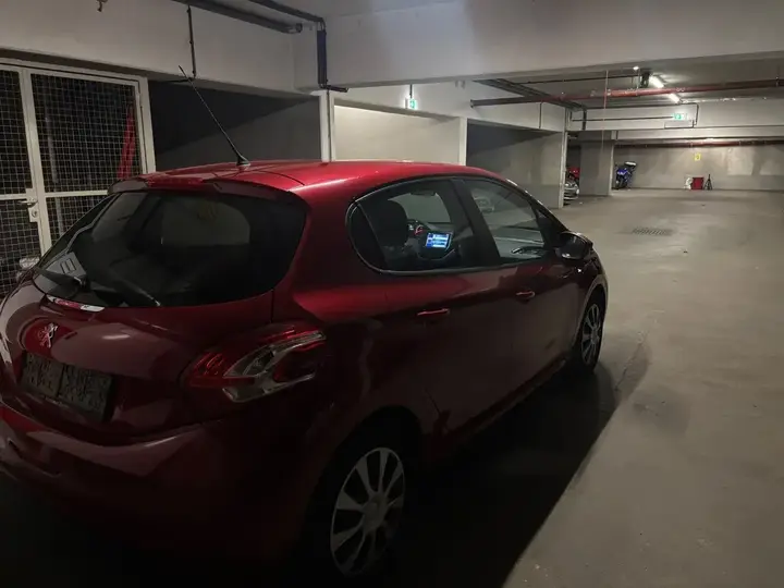 Peugeot 208 2012 photo 3