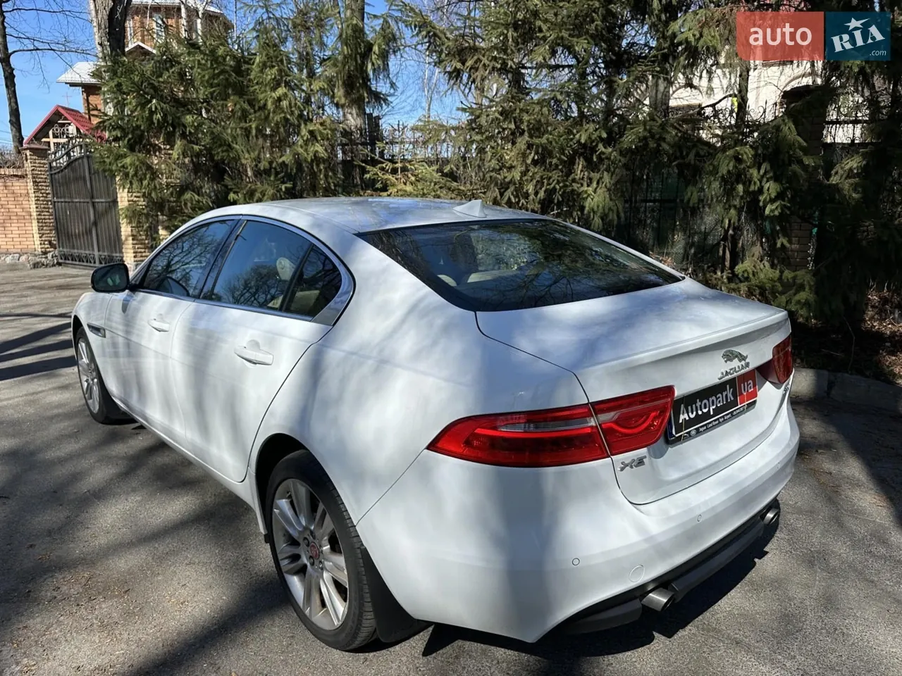 Jaguar Xe 2015 photo 4