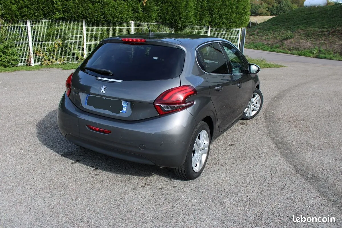 Peugeot 208 2018 photo 3