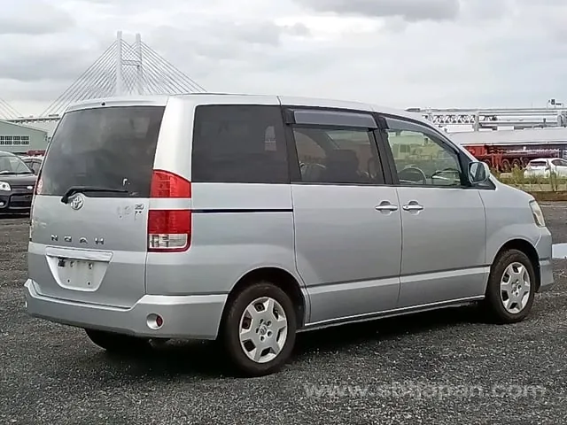Toyota Noah 2007 photo 4