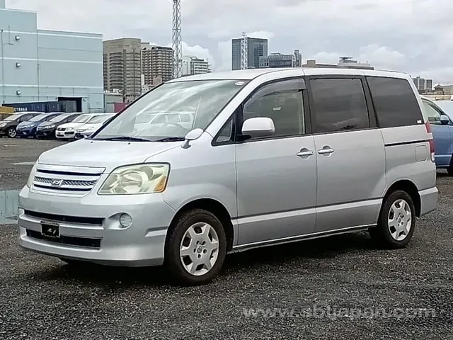 Toyota Noah 2007 photo 2
