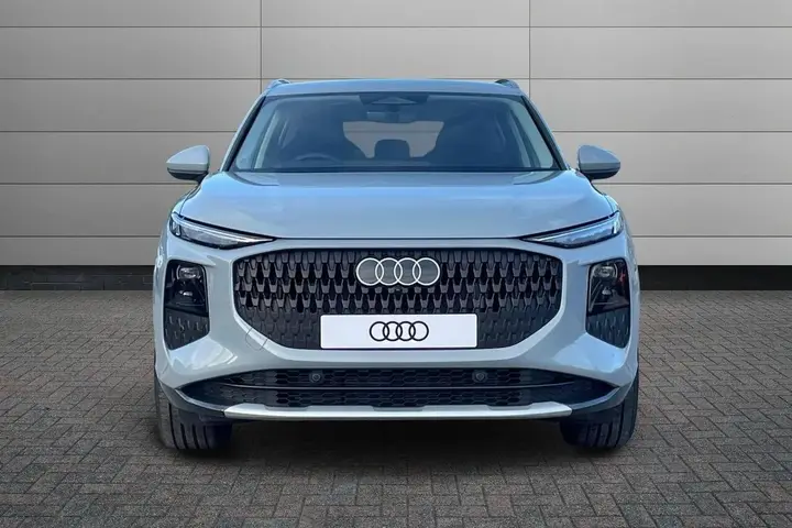 Audi Q3 photo 2
