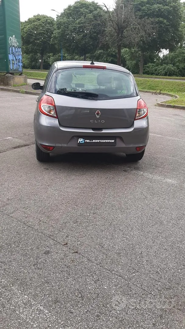 Renault Clio 2012 photo 2