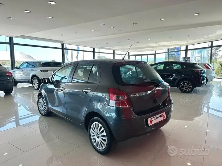 Toyota Yaris 2010 photo 2