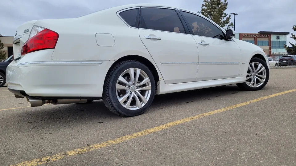 Infiniti M35X 2010 photo 3