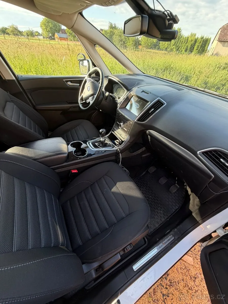 Ford Galaxy 2010 photo 5