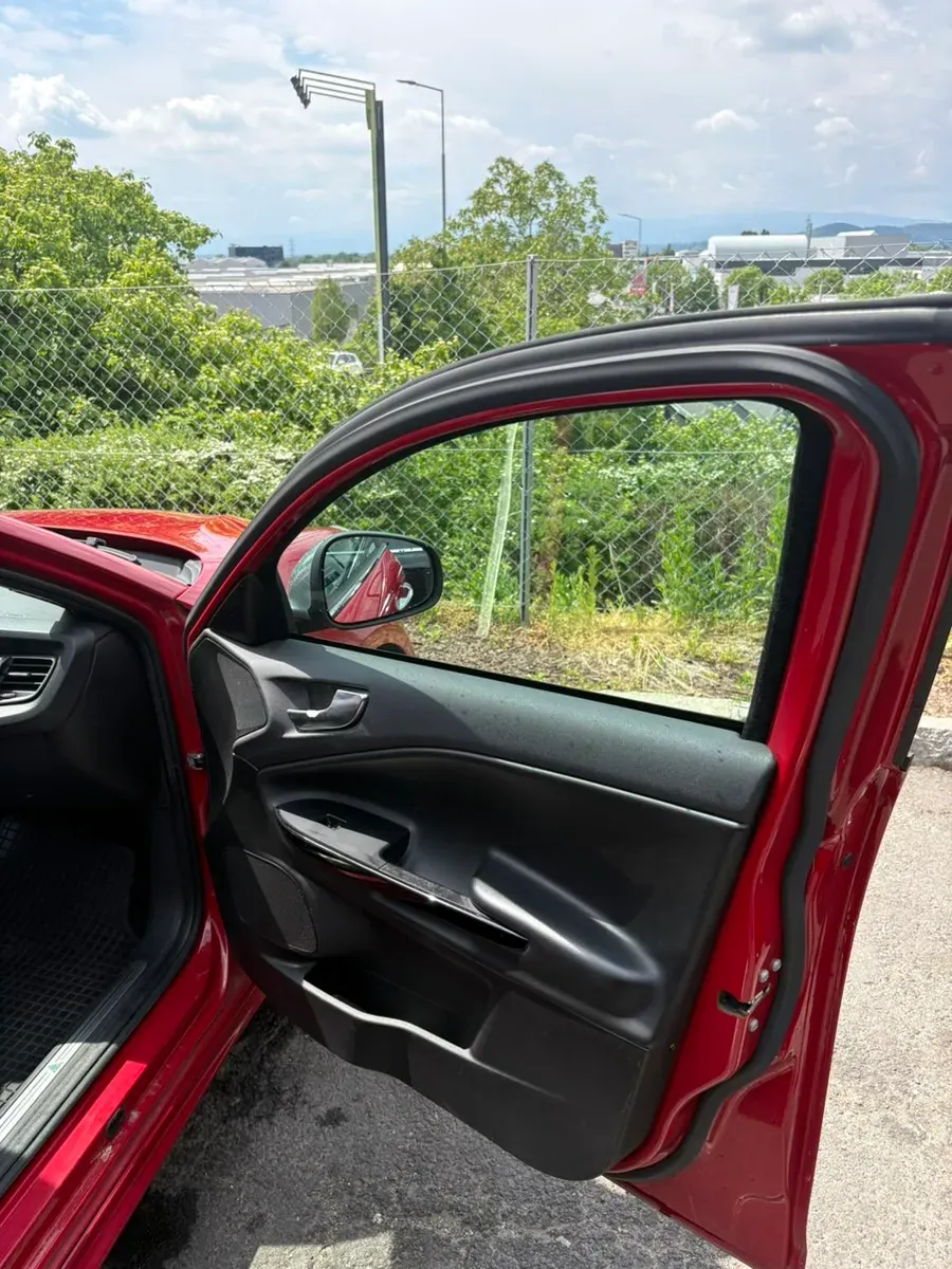 Alfa Romeo Giulietta 2013 photo 2