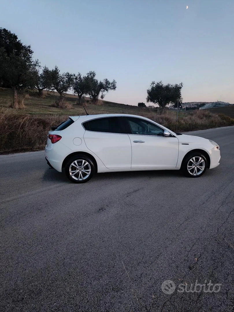 Alfa Romeo Giulietta 2011 photo 3