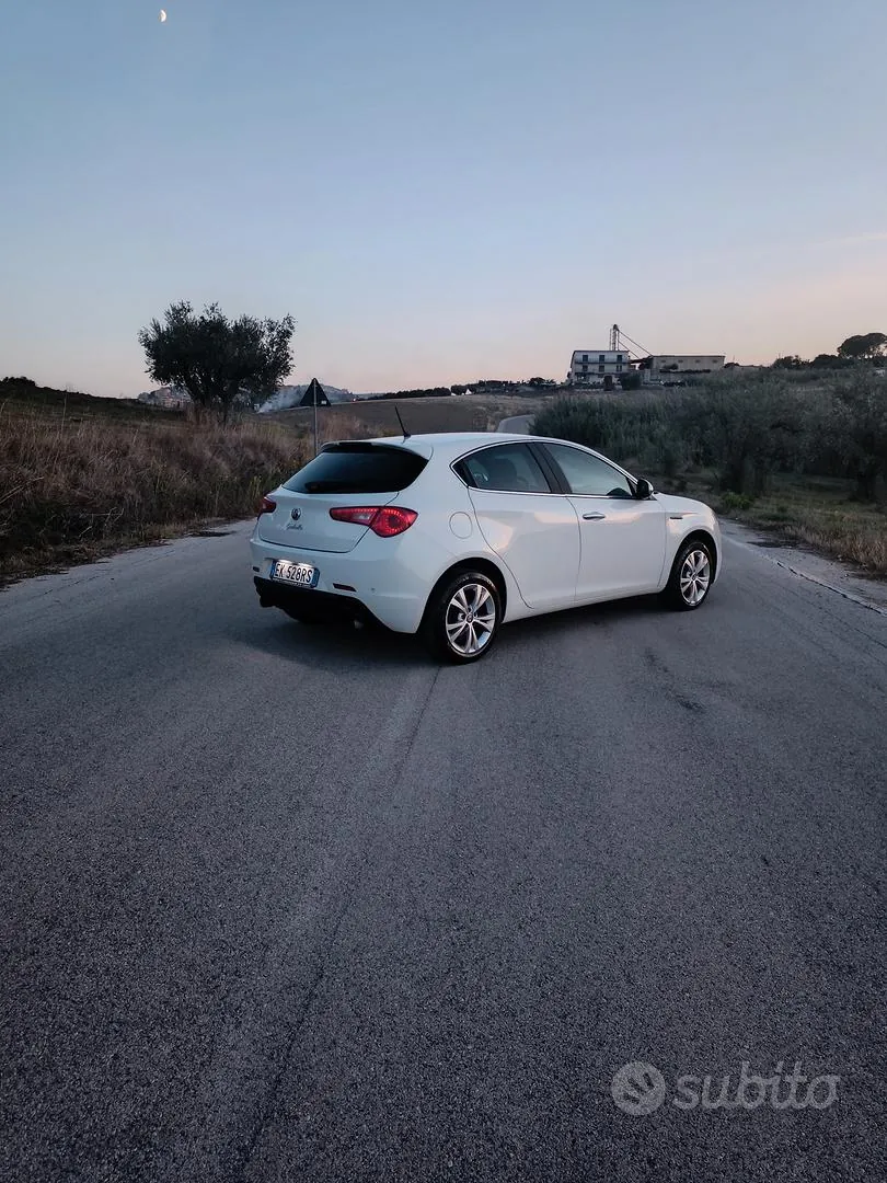 Alfa Romeo Giulietta 2011 photo 2