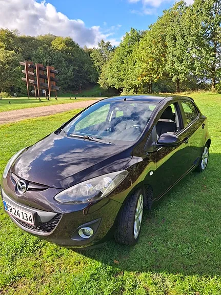 Mazda 2 2013 photo 2