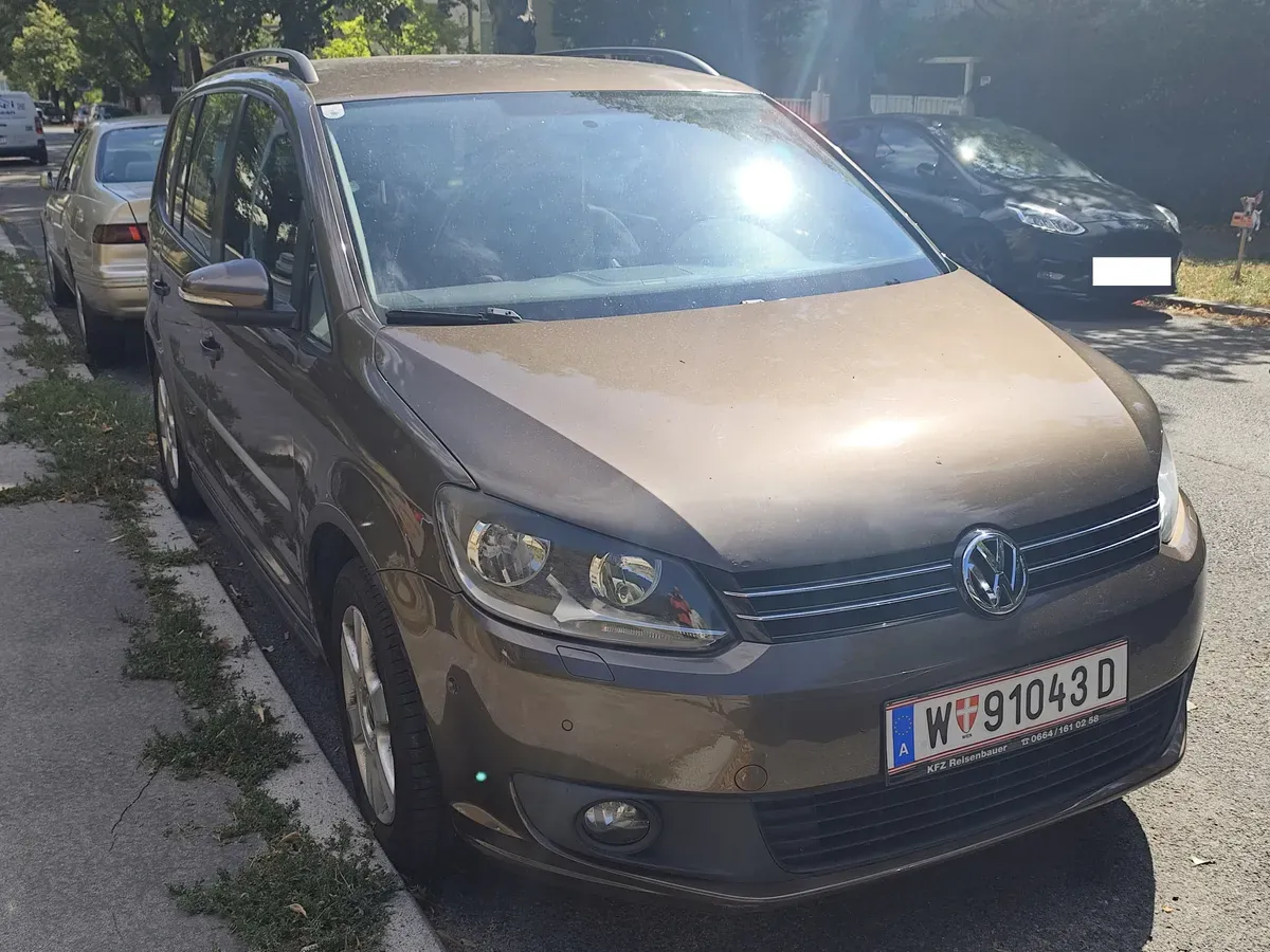 Volkswagen Touran 2012 photo 2