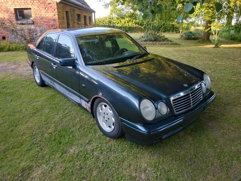 Mercedes-Benz W210