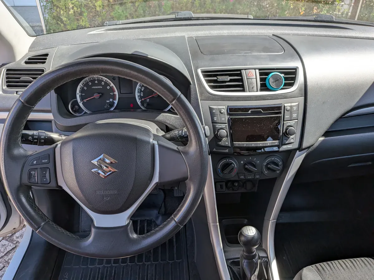 Suzuki Swift 2012 photo 2