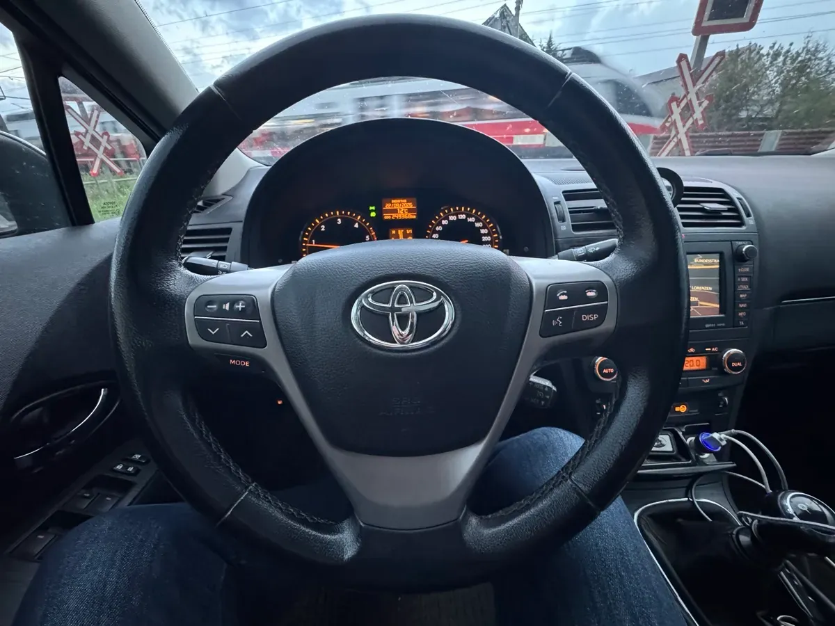 Toyota Avensis 2010 photo 2