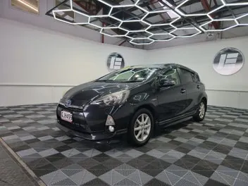 Toyota Aqua 2012 photo 2