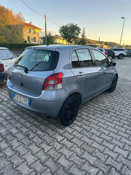 Toyota Yaris 2010 photo 3