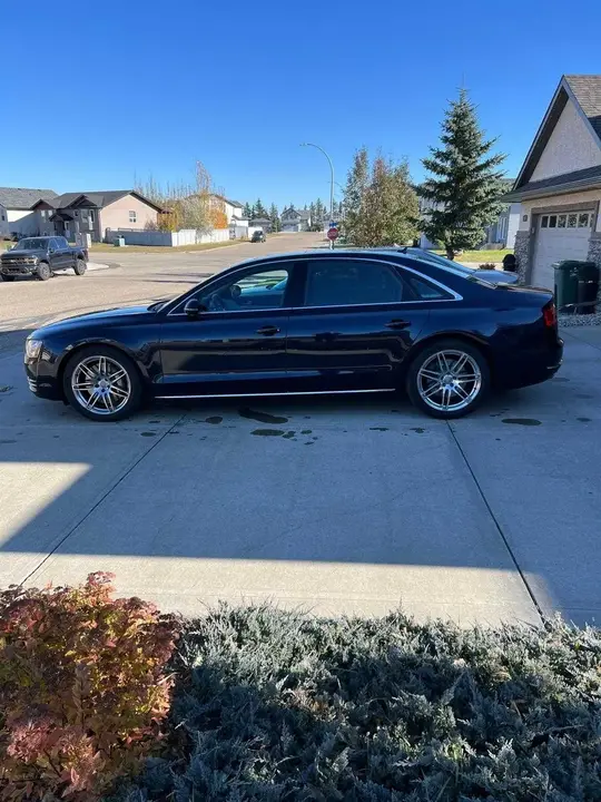 Audi A8 2011 photo 2