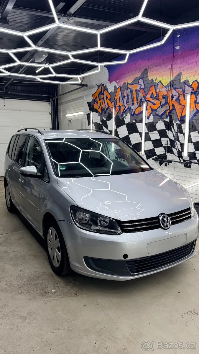 Volkswagen Touran 2012 photo 2